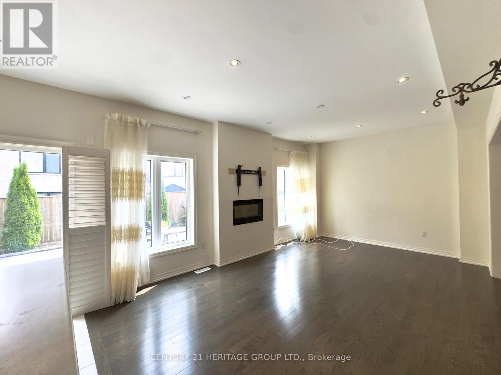 121 Vantage Loop, Newmarket, Ontario  L3X 0K8 - Photo 4 - N12361319