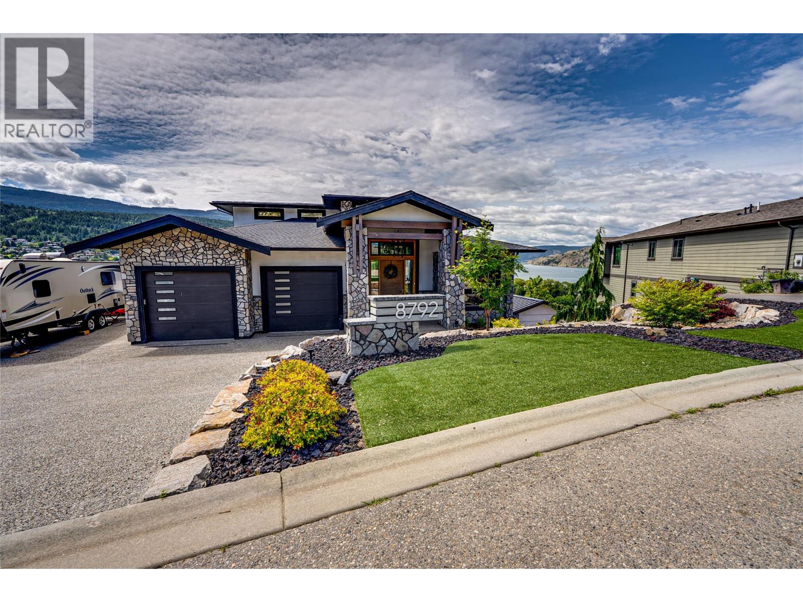 8792 Cortland Place, Coldstream, British Columbia  V1B 4B8 - Photo 9 - 10359612