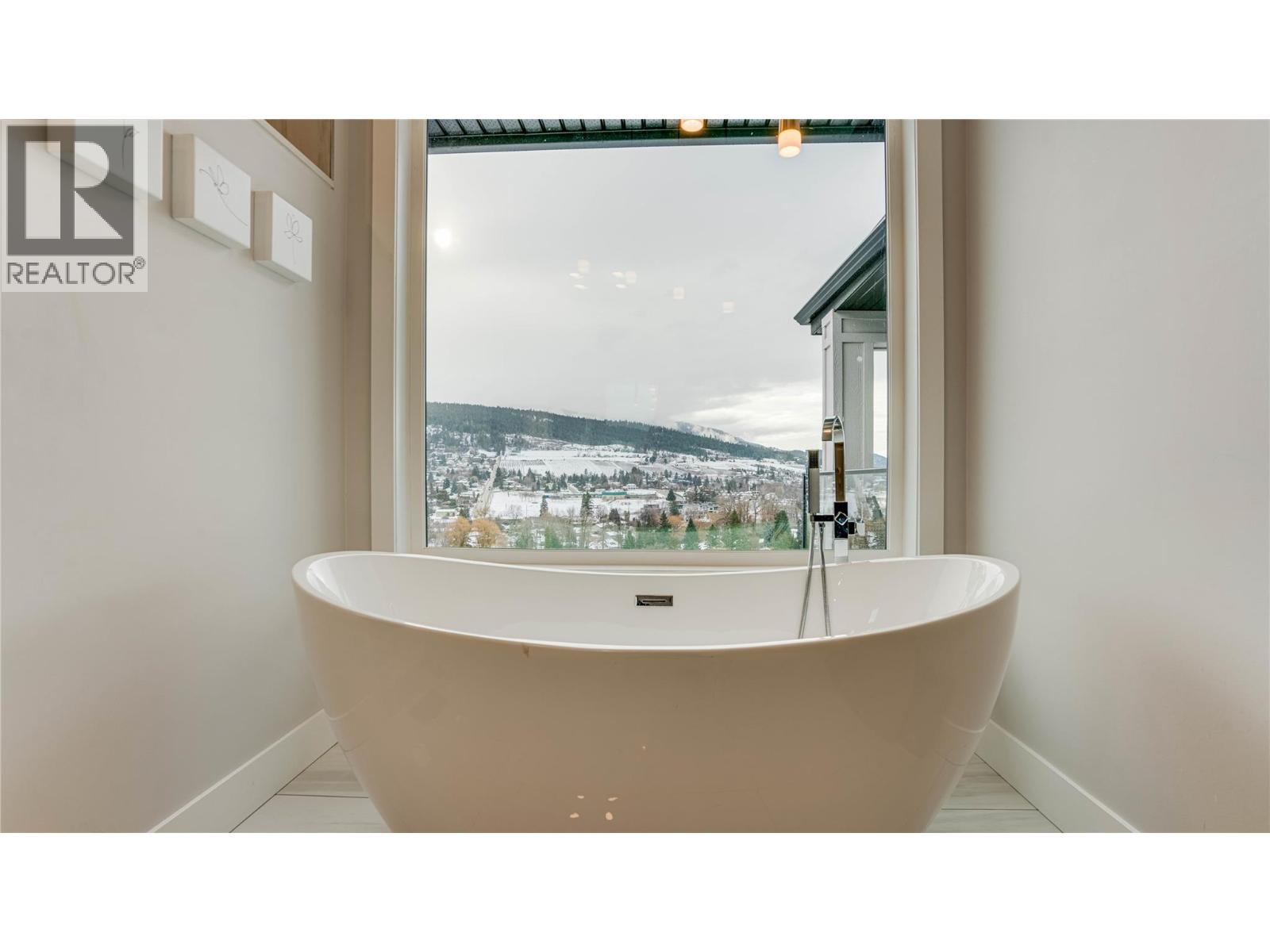 8792 Cortland Place, Coldstream, British Columbia  V1B 4B8 - Photo 42 - 10359612