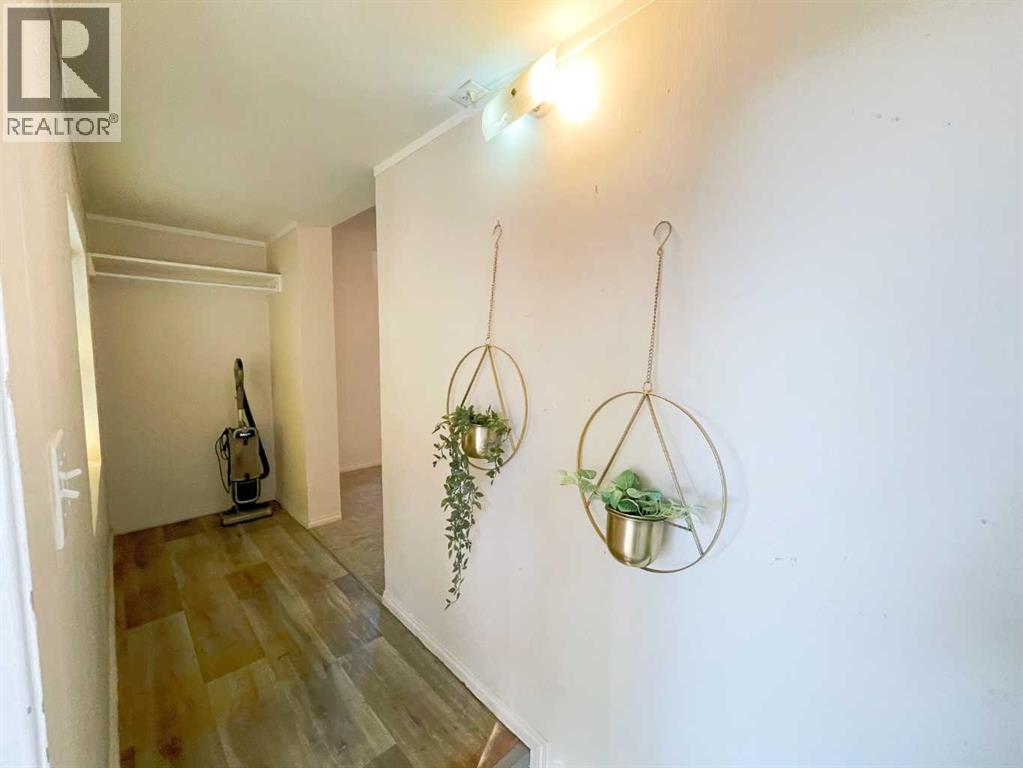 Property at 645 16 Street N image 3