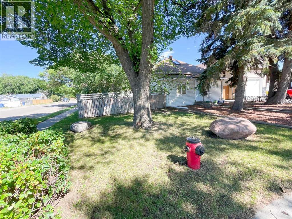 Property at 645 16 Street N image 2