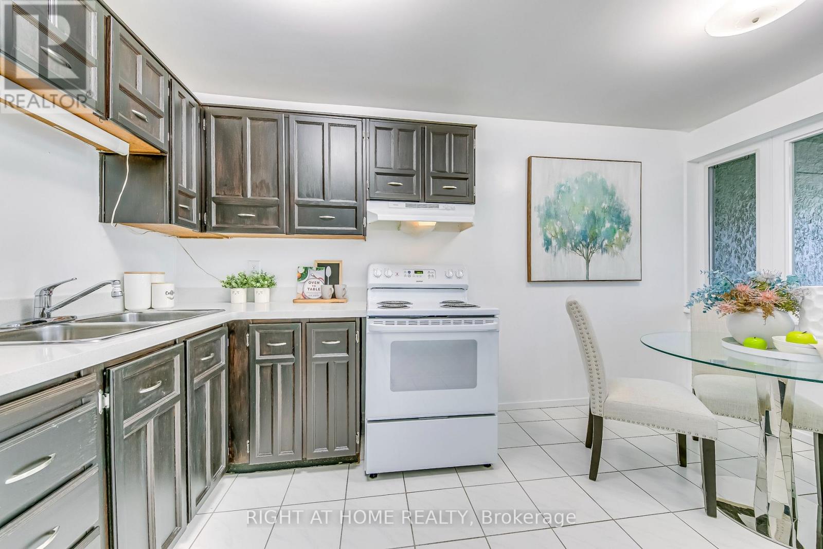 202 - 1055 Dundas Street E, Mississauga (Applewood), Ontario  L4Y 3X6 - Photo 9 - W12361389