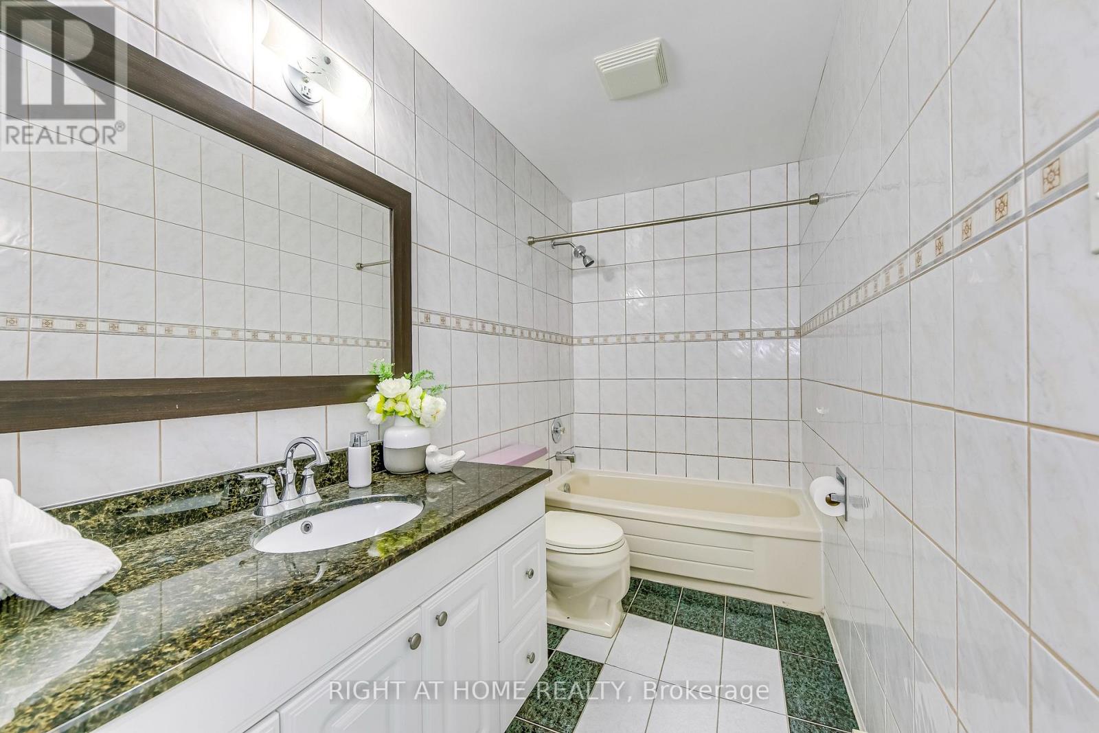 202 - 1055 Dundas Street E, Mississauga (Applewood), Ontario  L4Y 3X6 - Photo 30 - W12361389
