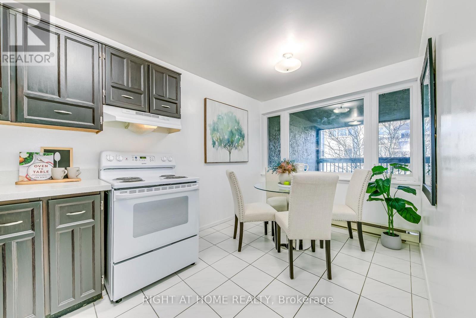 202 - 1055 Dundas Street E, Mississauga (Applewood), Ontario  L4Y 3X6 - Photo 10 - W12361389
