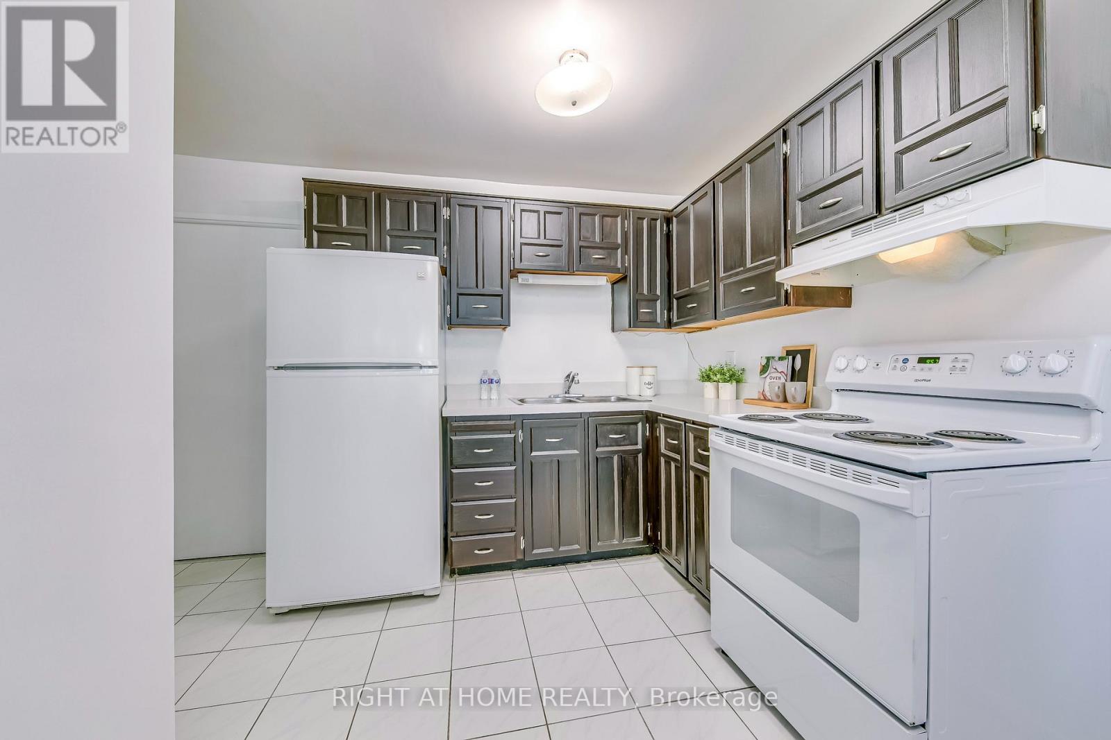 202 - 1055 Dundas Street E, Mississauga (Applewood), Ontario  L4Y 3X6 - Photo 12 - W12361389