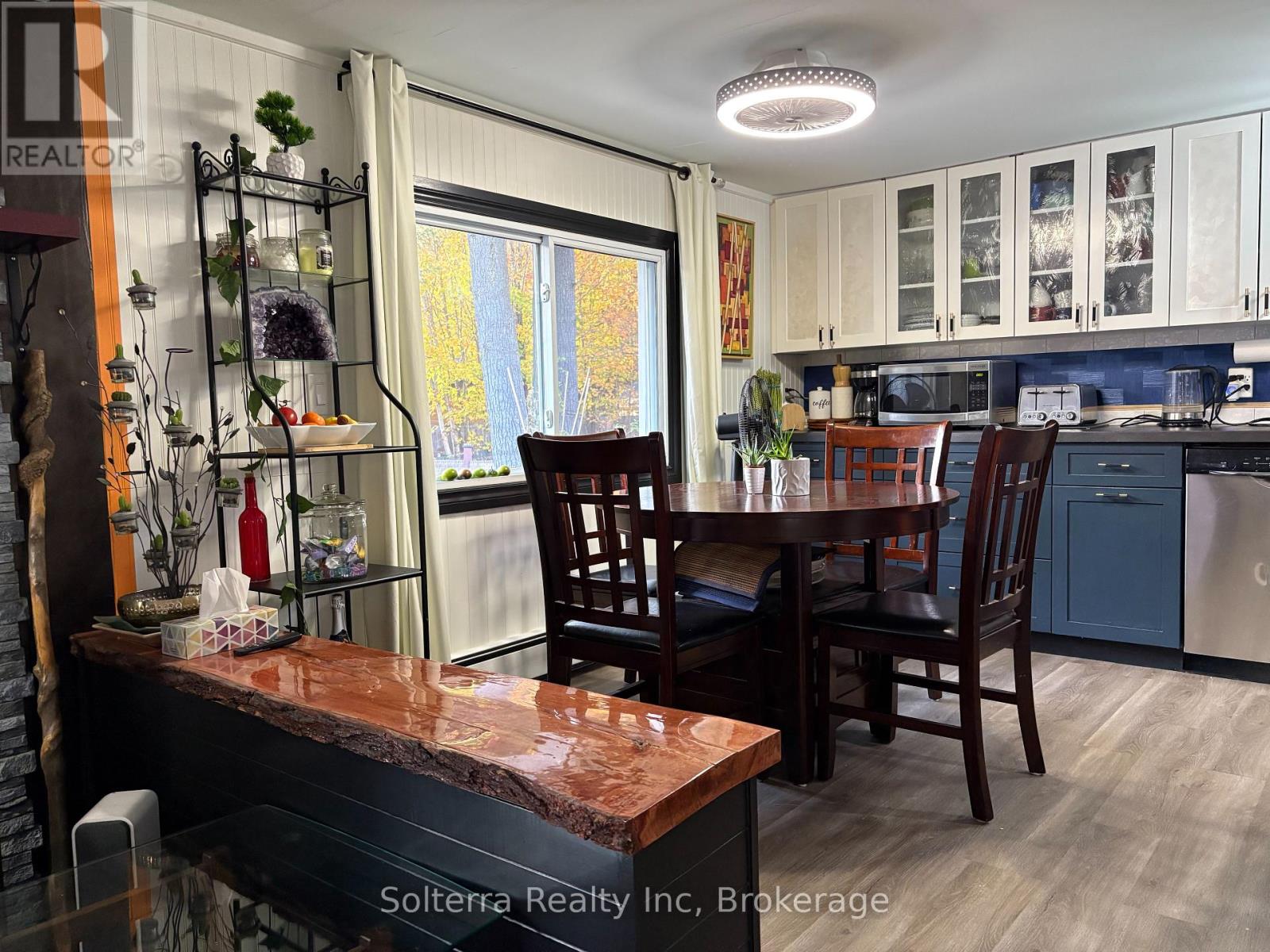 Unit 402 - 1713 Highway 11, South S, Gravenhurst, Ontario  P0E 1G0 - Photo 10 - X12361417