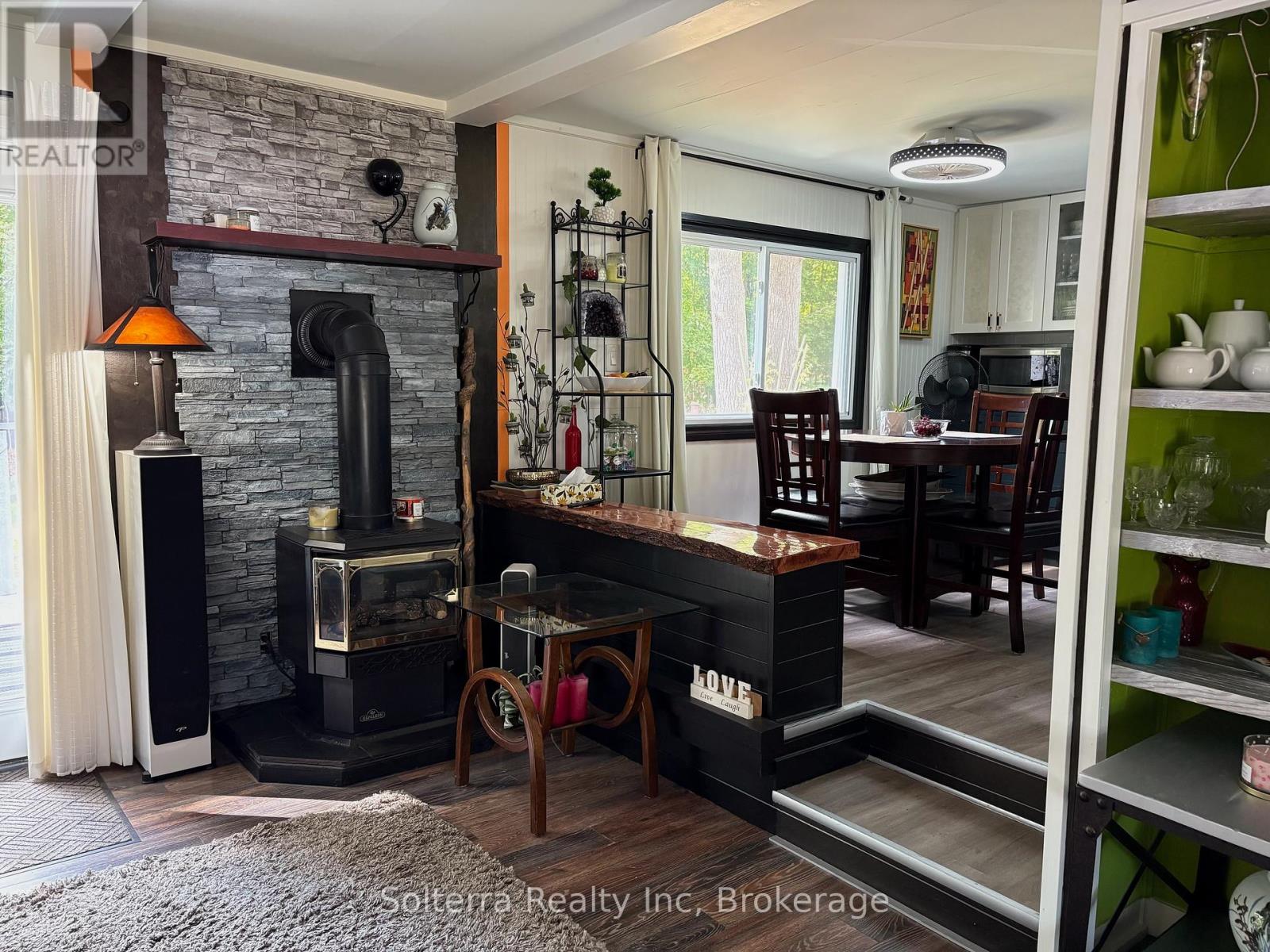 Unit 402 - 1713 Highway 11, South S, Gravenhurst, Ontario  P0E 1G0 - Photo 8 - X12361417