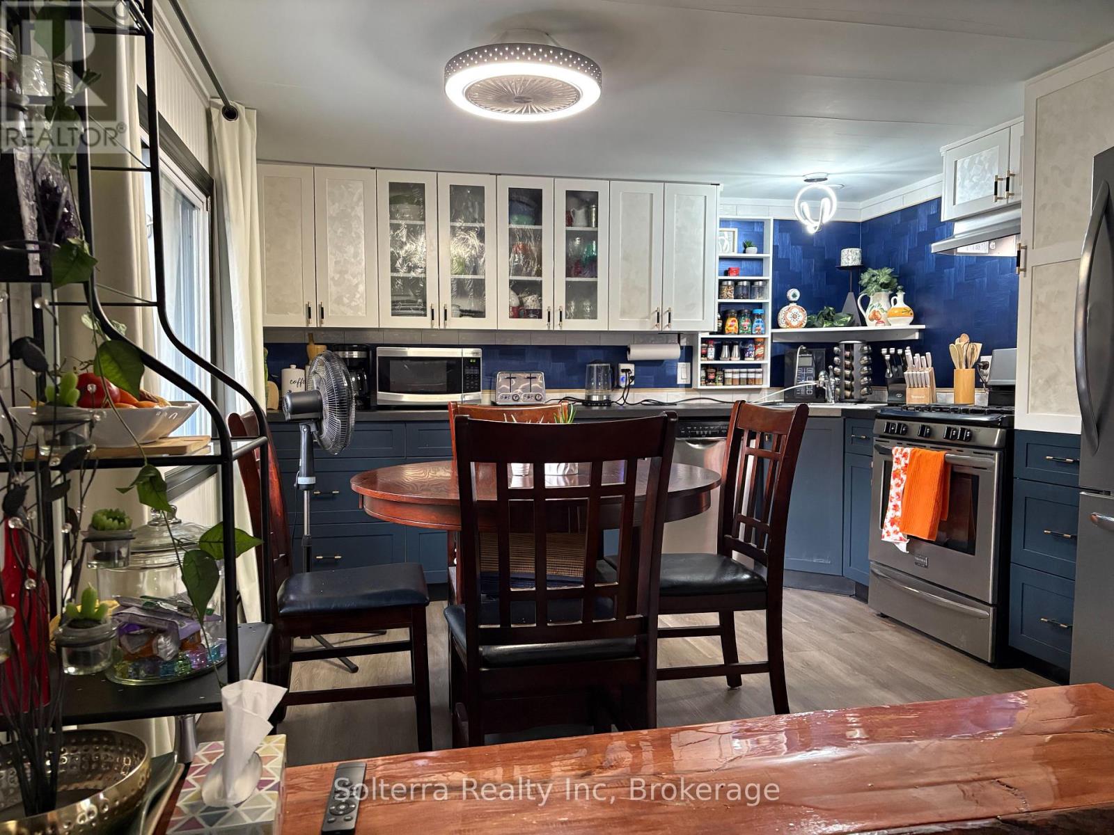 Unit 402 - 1713 Highway 11, South S, Gravenhurst, Ontario  P0E 1G0 - Photo 9 - X12361417