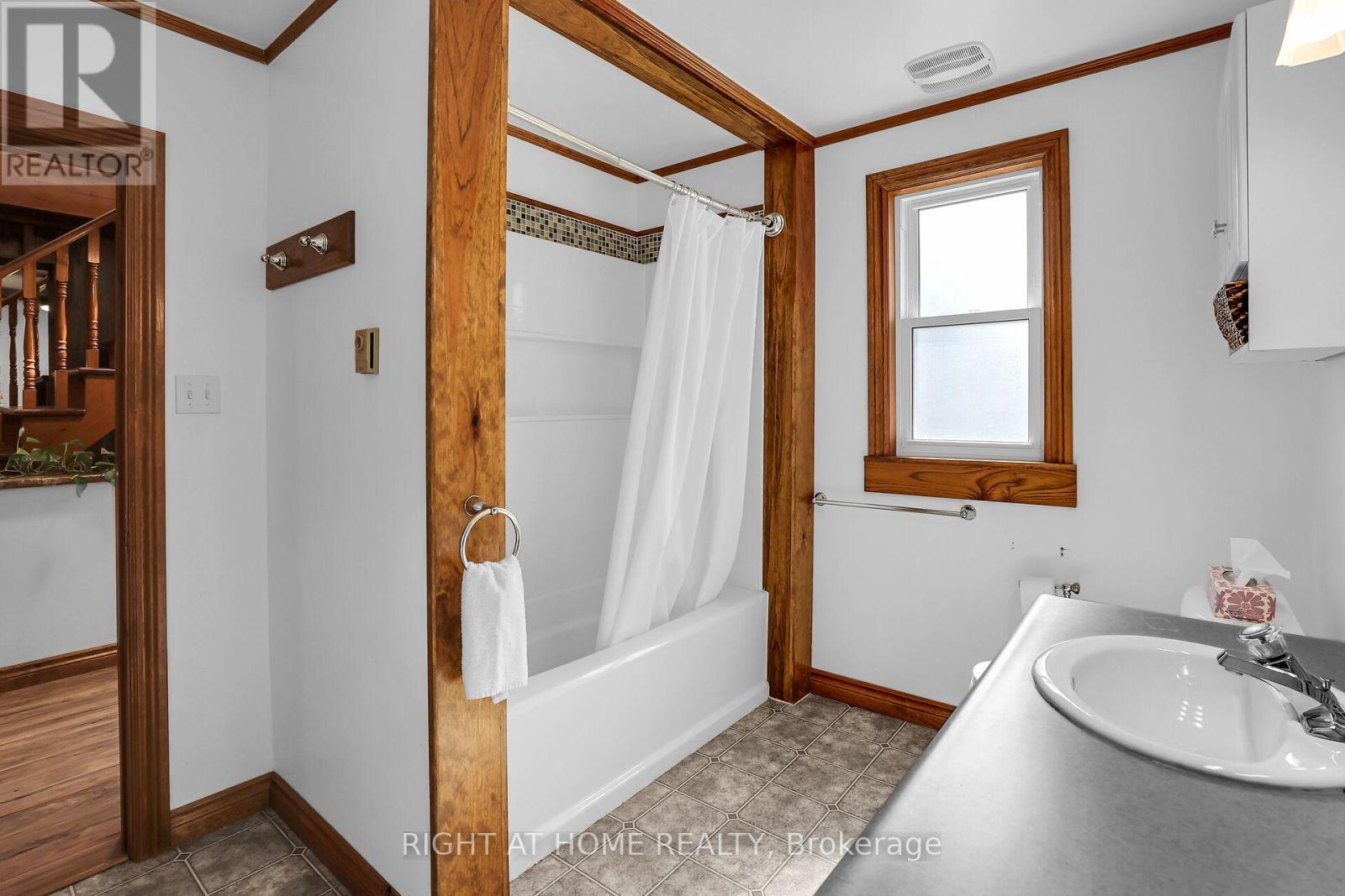 1027 Niagara Stone Road, Niagara-On-The-Lake, Ontario  L0S 1J0 - Photo 34 - X12361448
