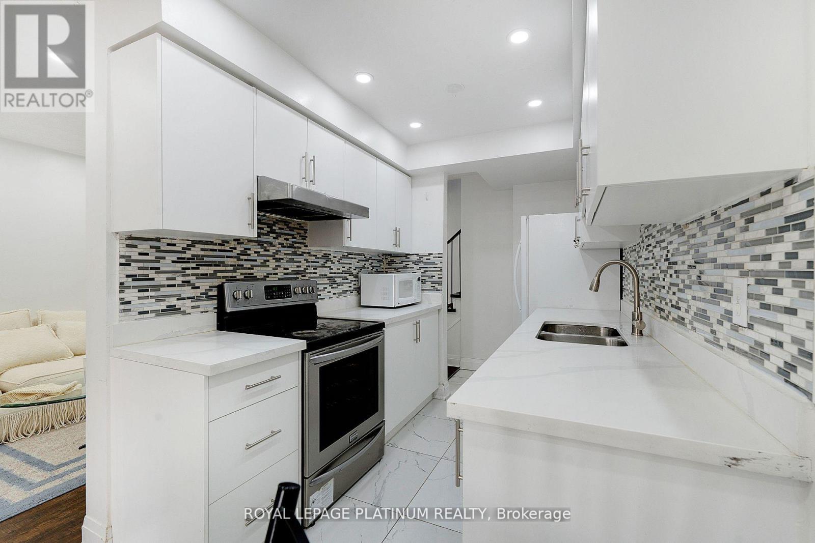 102 Bunchberry Way, Brampton (Sandringham-Wellington), Ontario  L6R 2E8 - Photo 12 - W12361463