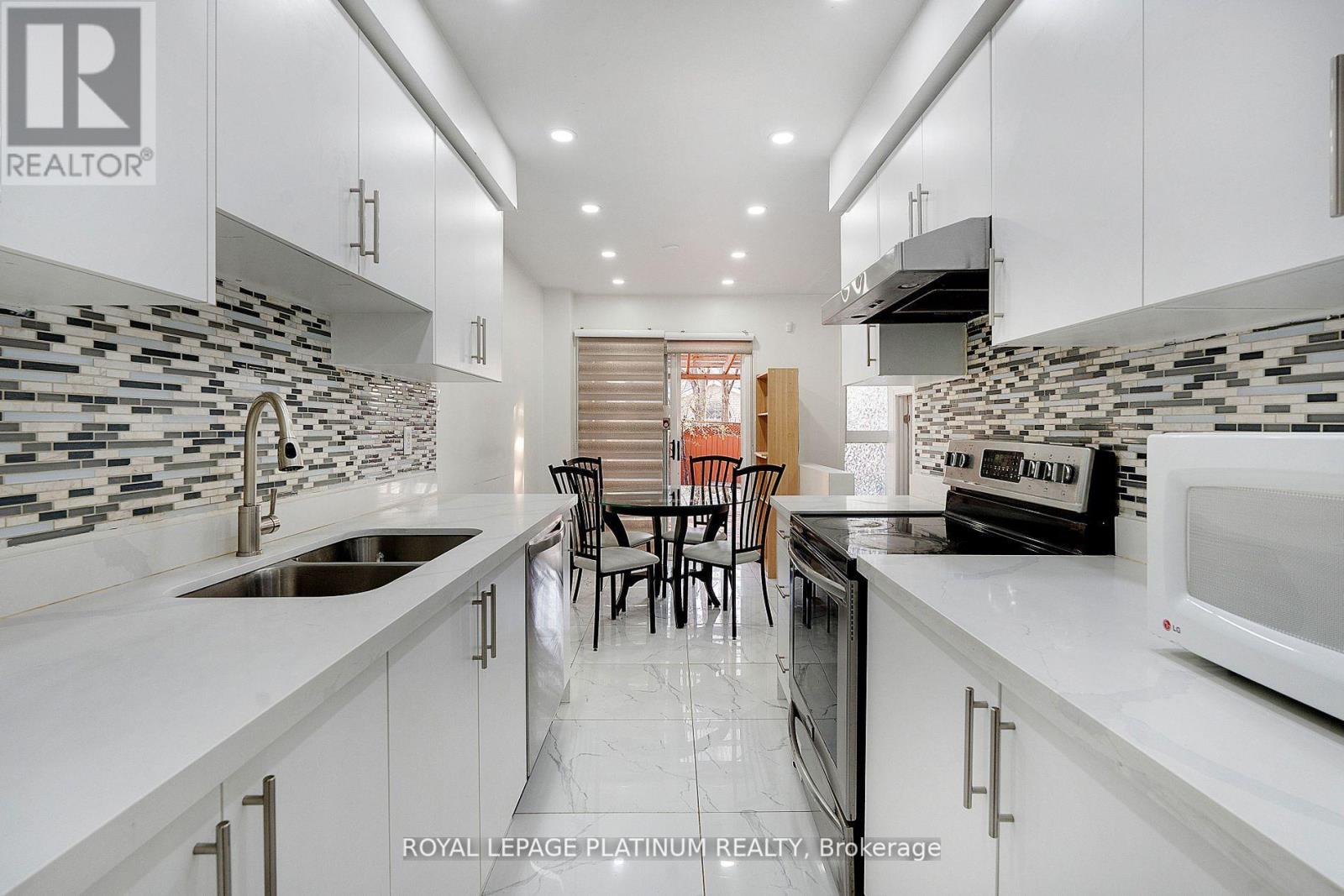 102 Bunchberry Way, Brampton (Sandringham-Wellington), Ontario  L6R 2E8 - Photo 13 - W12361463