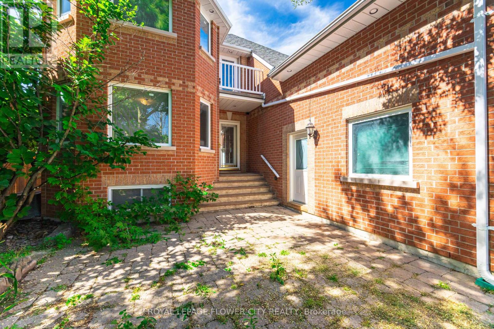 Property at 14 ANTRIM COURT E image 5