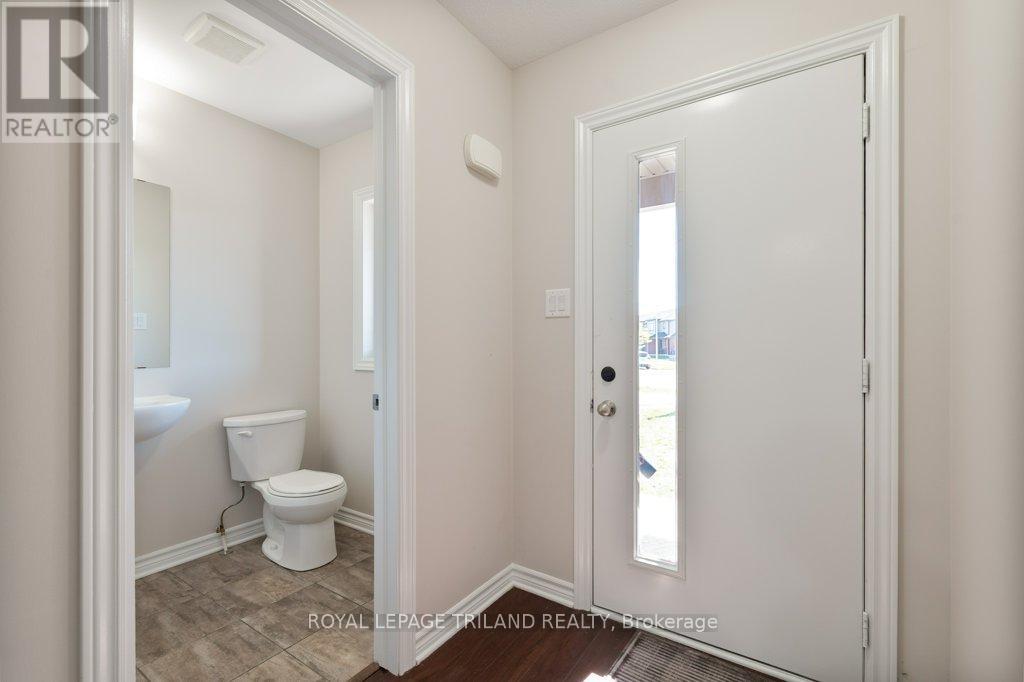 1299 Michael Circle W, London East (East D), Ontario  N5V 2G9 - Photo 3 - X12361505
