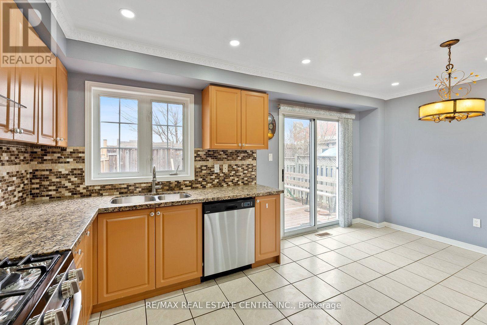 Upper - 5382 Longhouse Crescent, Mississauga, Ontario  L5R 4A5 - Photo 17 - W12361534