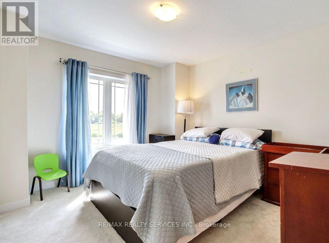 237 Eastbridge Avenue, Welland, Ontario  L3B 0M6 - Photo 8 - X12361558