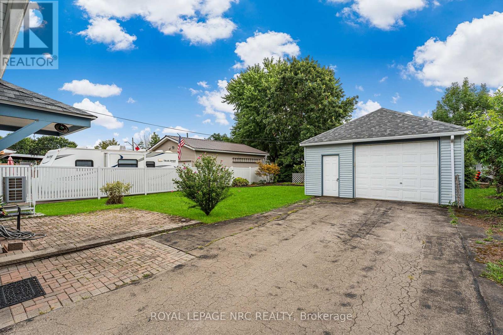 176 Camrose Avenue, Welland (Lincoln/crowland), Ontario  L3B 1K5 - Photo 10 - X12361615