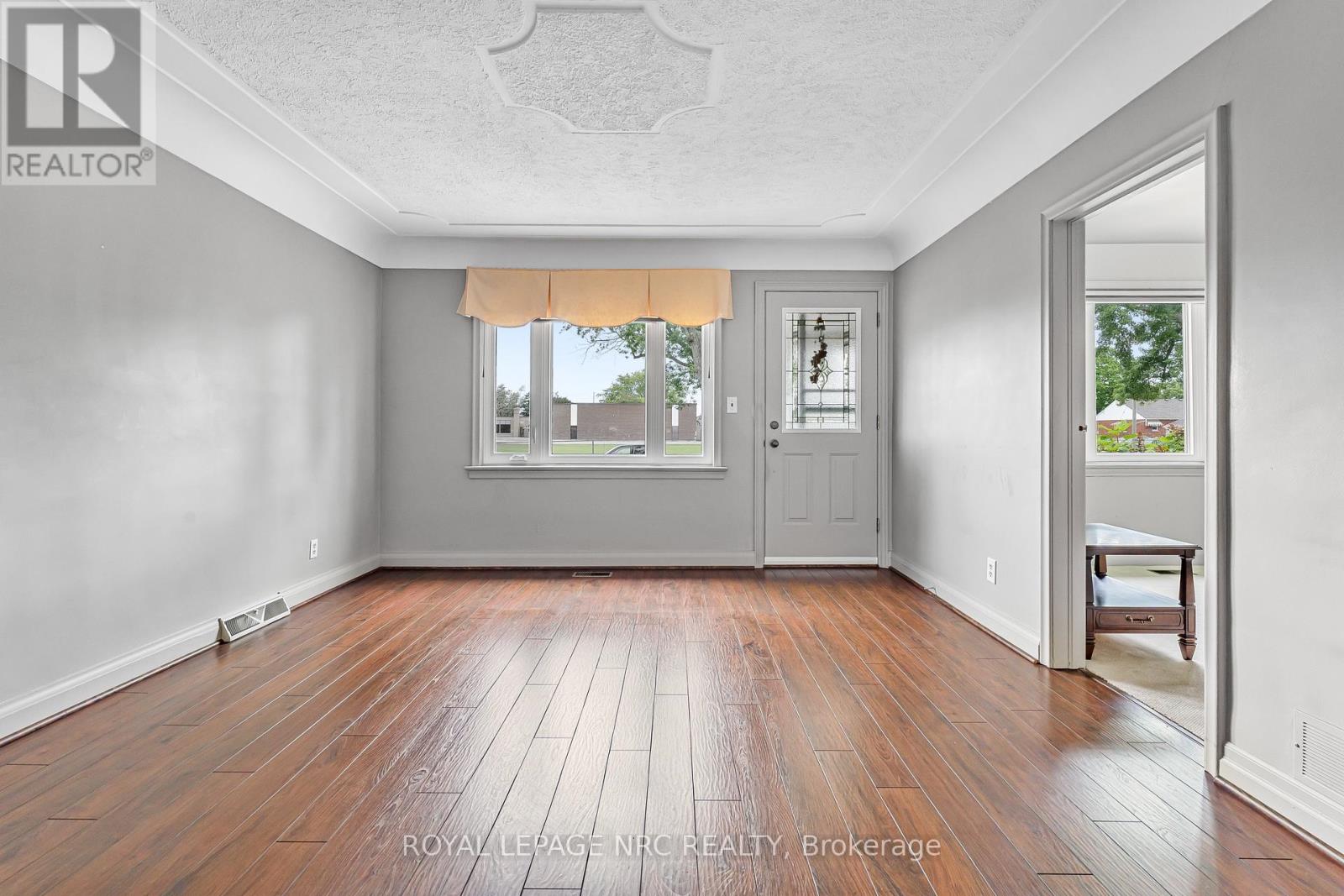 176 Camrose Avenue, Welland (Lincoln/crowland), Ontario  L3B 1K5 - Photo 13 - X12361615