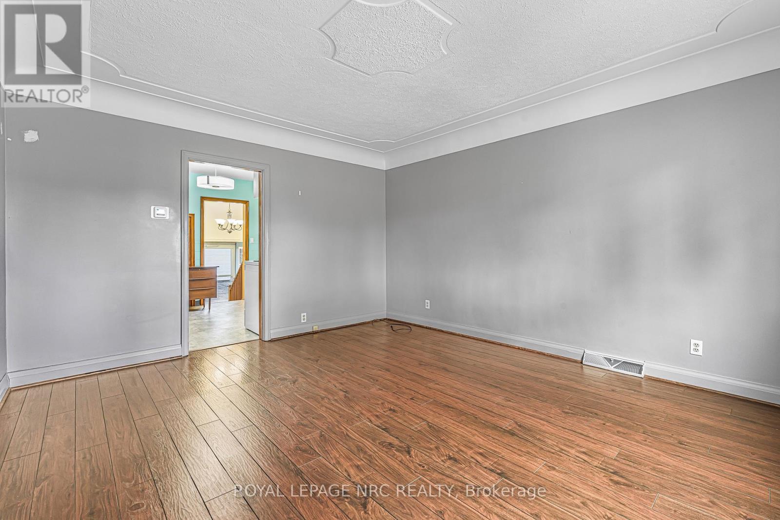 176 Camrose Avenue, Welland (Lincoln/crowland), Ontario  L3B 1K5 - Photo 14 - X12361615
