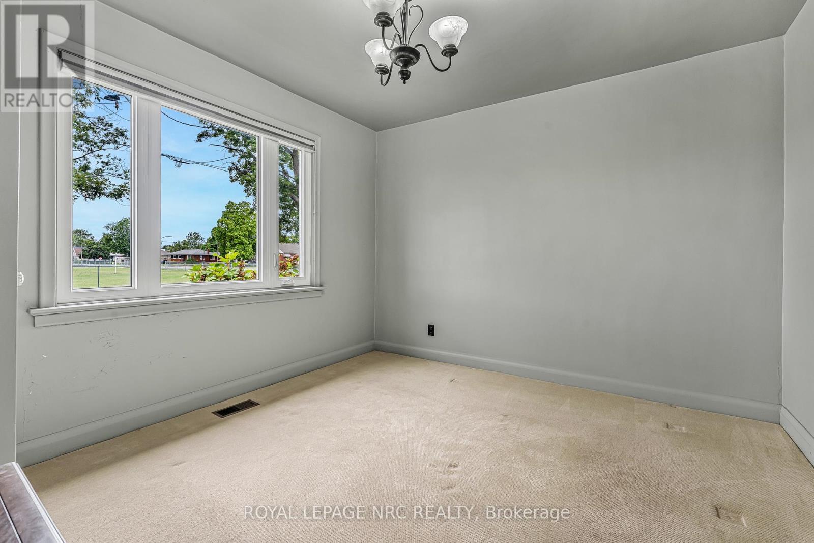 176 Camrose Avenue, Welland (Lincoln/crowland), Ontario  L3B 1K5 - Photo 16 - X12361615