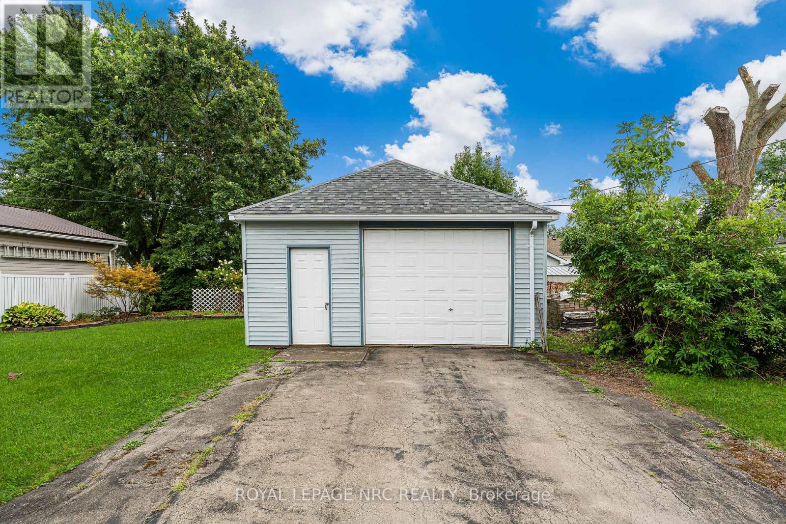 176 Camrose Avenue, Welland (Lincoln/crowland), Ontario  L3B 1K5 - Photo 4 - X12361615