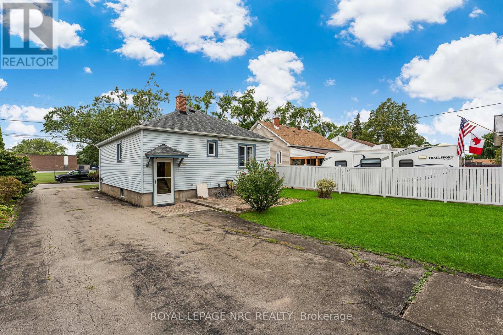 176 Camrose Avenue, Welland (Lincoln/crowland), Ontario  L3B 1K5 - Photo 5 - X12361615