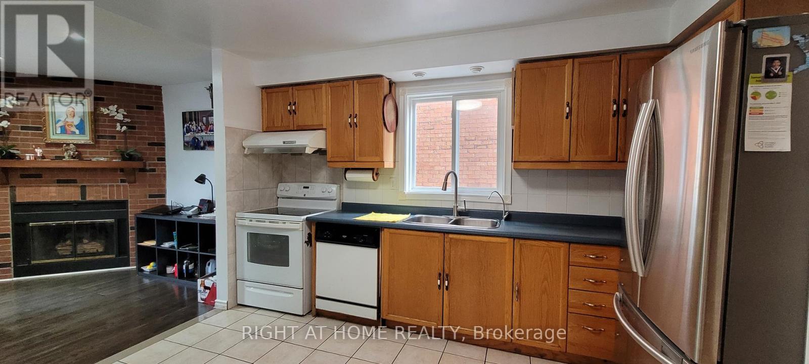 3310 Greenbelt Crescent, Mississauga (Lisgar), Ontario  L5N 5X1 - Photo 13 - W12355971