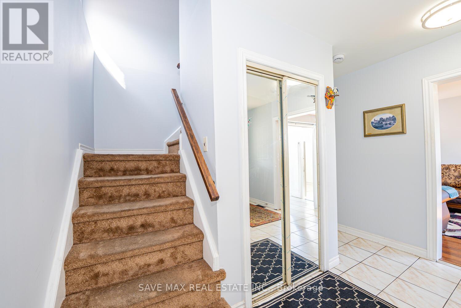 88 Cloverdale Drive, Brampton (Avondale), Ontario  L6T 2T8 - Photo 16 - W12358743