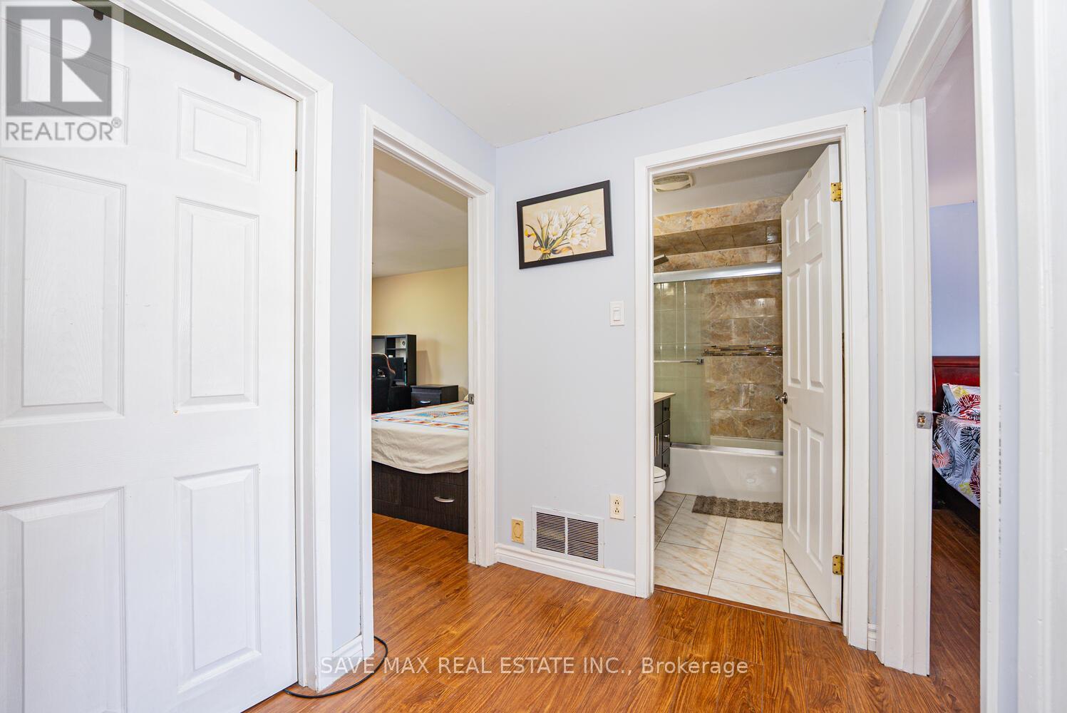 88 Cloverdale Drive, Brampton (Avondale), Ontario  L6T 2T8 - Photo 17 - W12358743