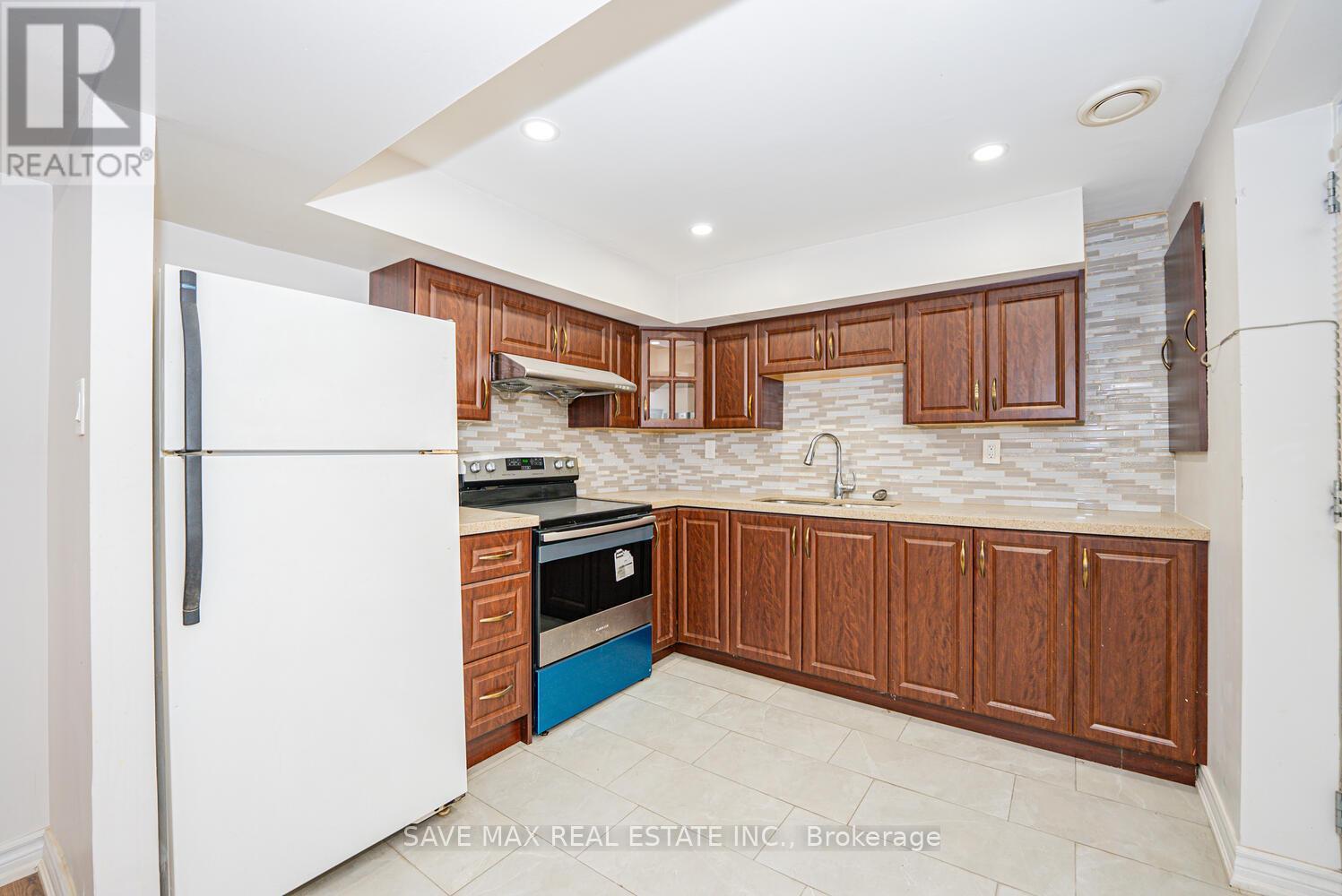 88 Cloverdale Drive, Brampton (Avondale), Ontario  L6T 2T8 - Photo 34 - W12358743