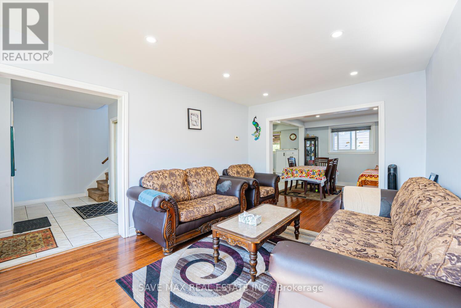88 Cloverdale Drive, Brampton (Avondale), Ontario  L6T 2T8 - Photo 6 - W12358743