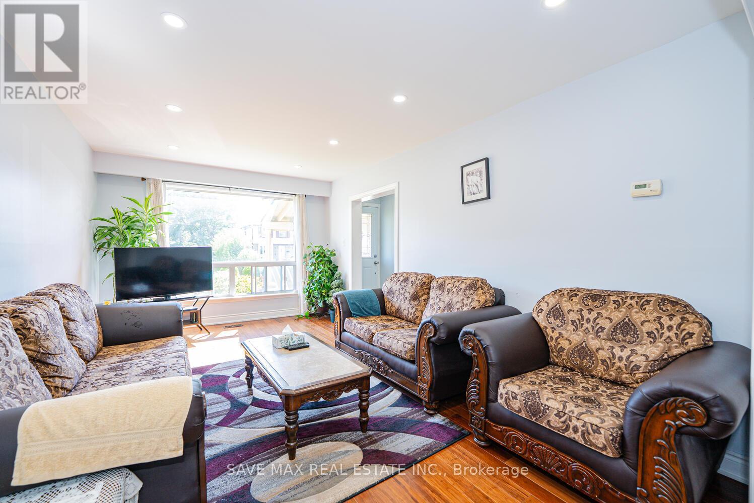 88 Cloverdale Drive, Brampton (Avondale), Ontario  L6T 2T8 - Photo 7 - W12358743