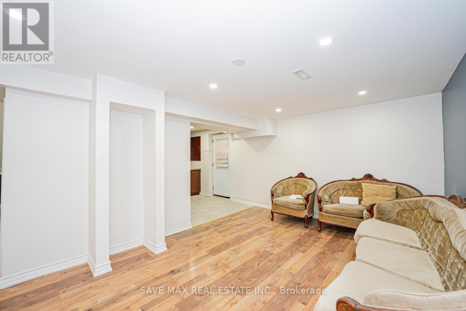 88 Cloverdale Drive, Brampton (Avondale), Ontario  L6T 2T8 - Photo 32 - W12358743