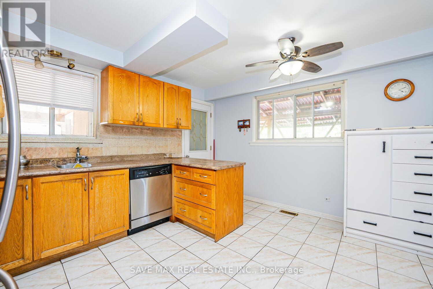 88 Cloverdale Drive, Brampton (Avondale), Ontario  L6T 2T8 - Photo 11 - W12358743