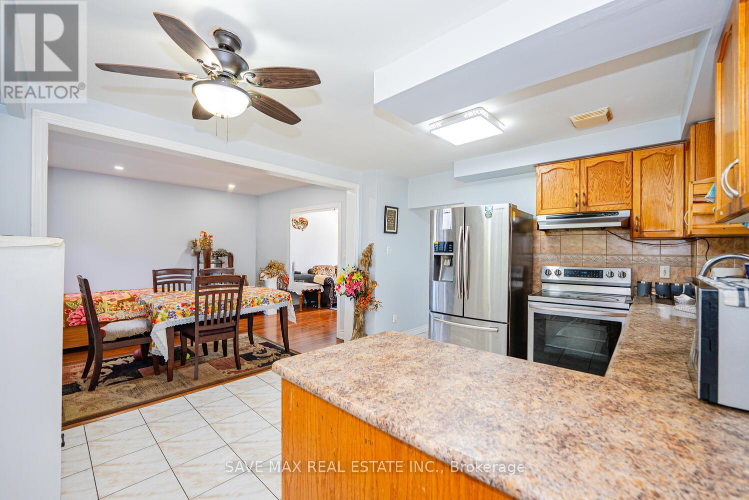 88 Cloverdale Drive, Brampton (Avondale), Ontario  L6T 2T8 - Photo 12 - W12358743