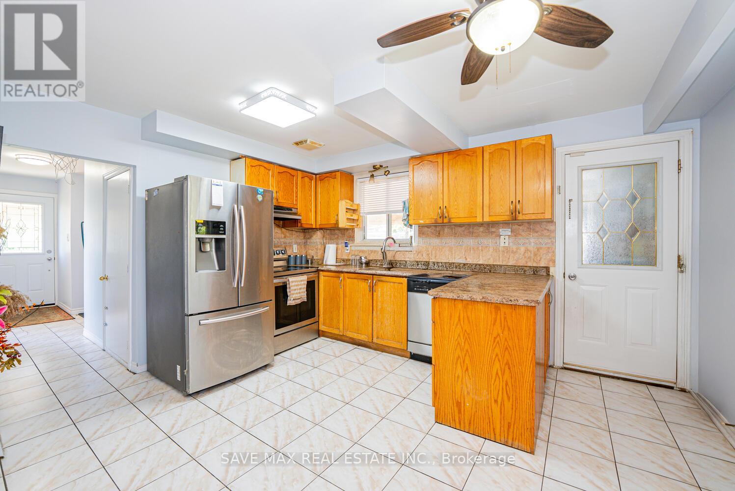 88 Cloverdale Drive, Brampton (Avondale), Ontario  L6T 2T8 - Photo 13 - W12358743