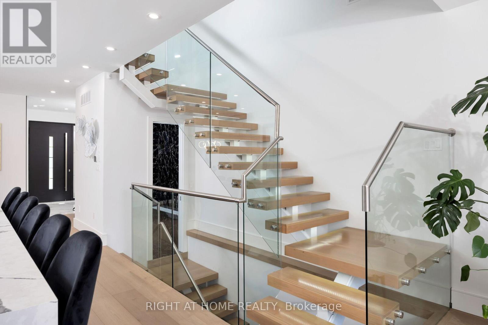 40 Sixth Street, Toronto (New Toronto), Ontario  M8V 3A2 - Photo 11 - W12361656