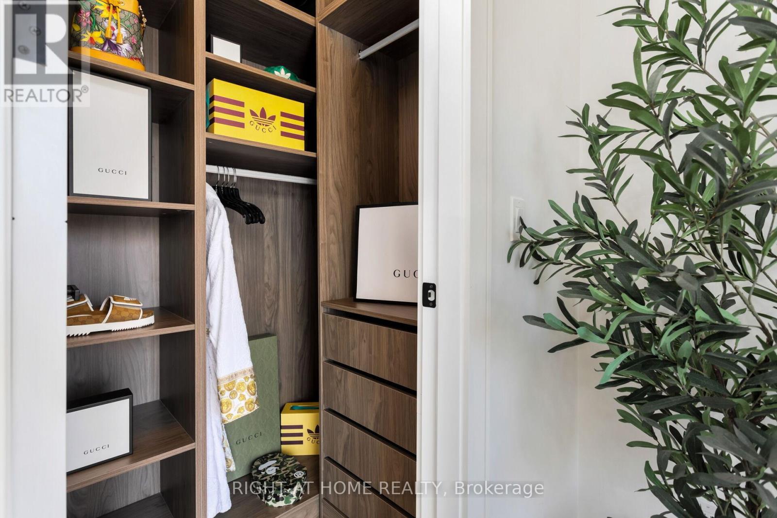 40 Sixth Street, Toronto (New Toronto), Ontario  M8V 3A2 - Photo 14 - W12361656