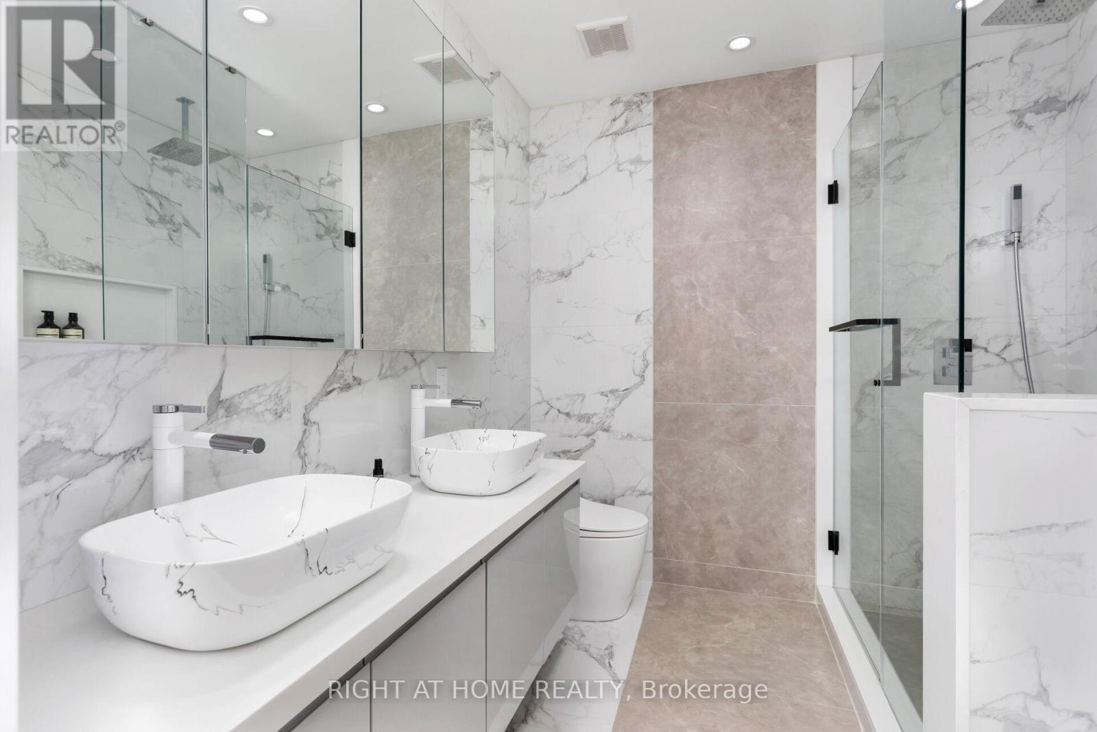 40 Sixth Street, Toronto (New Toronto), Ontario  M8V 3A2 - Photo 15 - W12361656