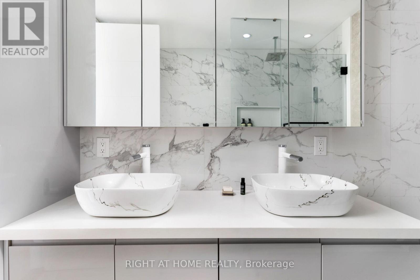 40 Sixth Street, Toronto (New Toronto), Ontario  M8V 3A2 - Photo 16 - W12361656