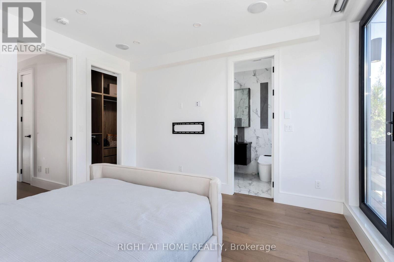 40 Sixth Street, Toronto (New Toronto), Ontario  M8V 3A2 - Photo 20 - W12361656