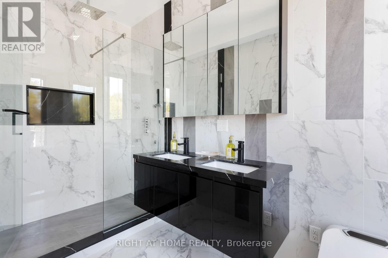 40 Sixth Street, Toronto (New Toronto), Ontario  M8V 3A2 - Photo 21 - W12361656