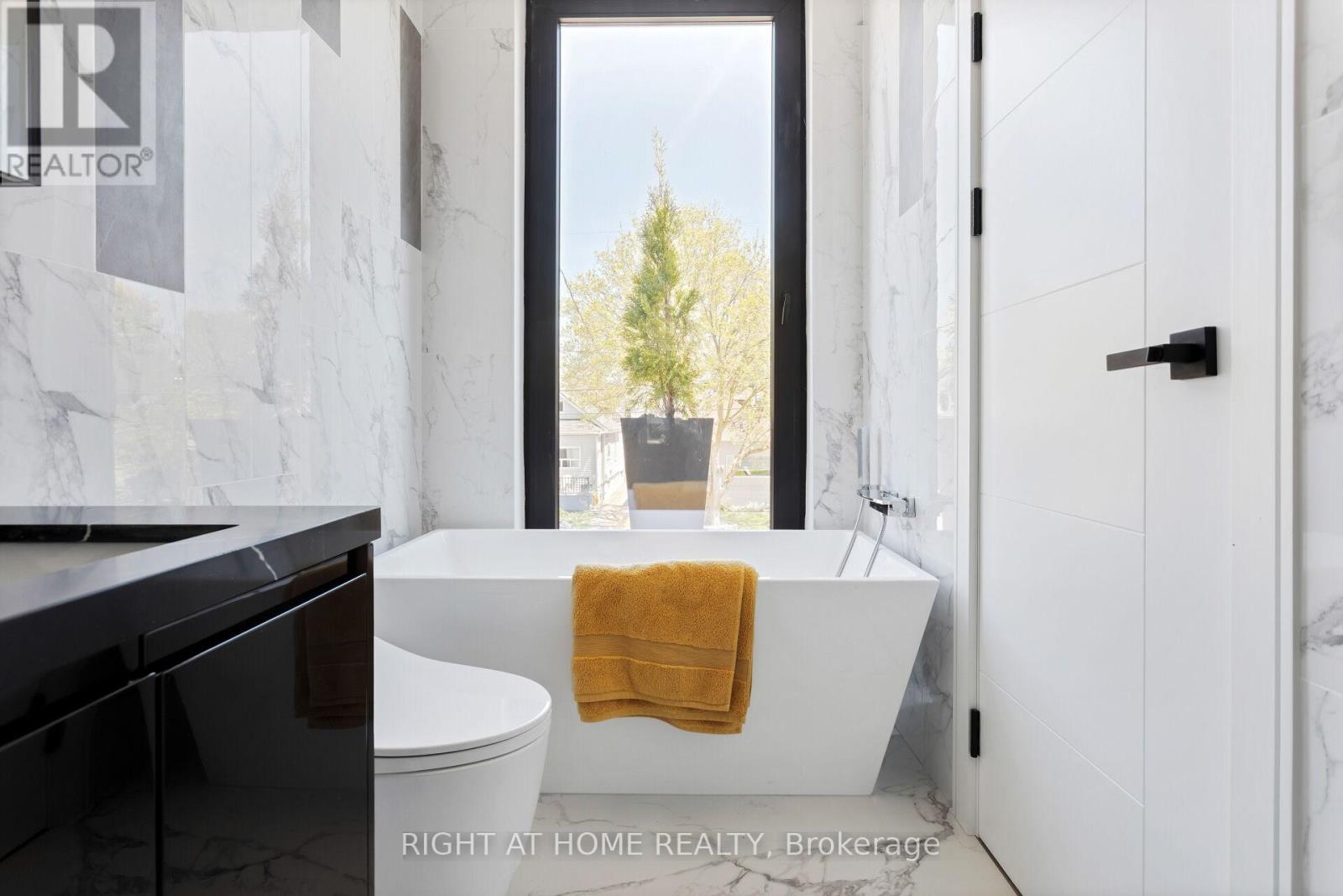 40 Sixth Street, Toronto (New Toronto), Ontario  M8V 3A2 - Photo 22 - W12361656