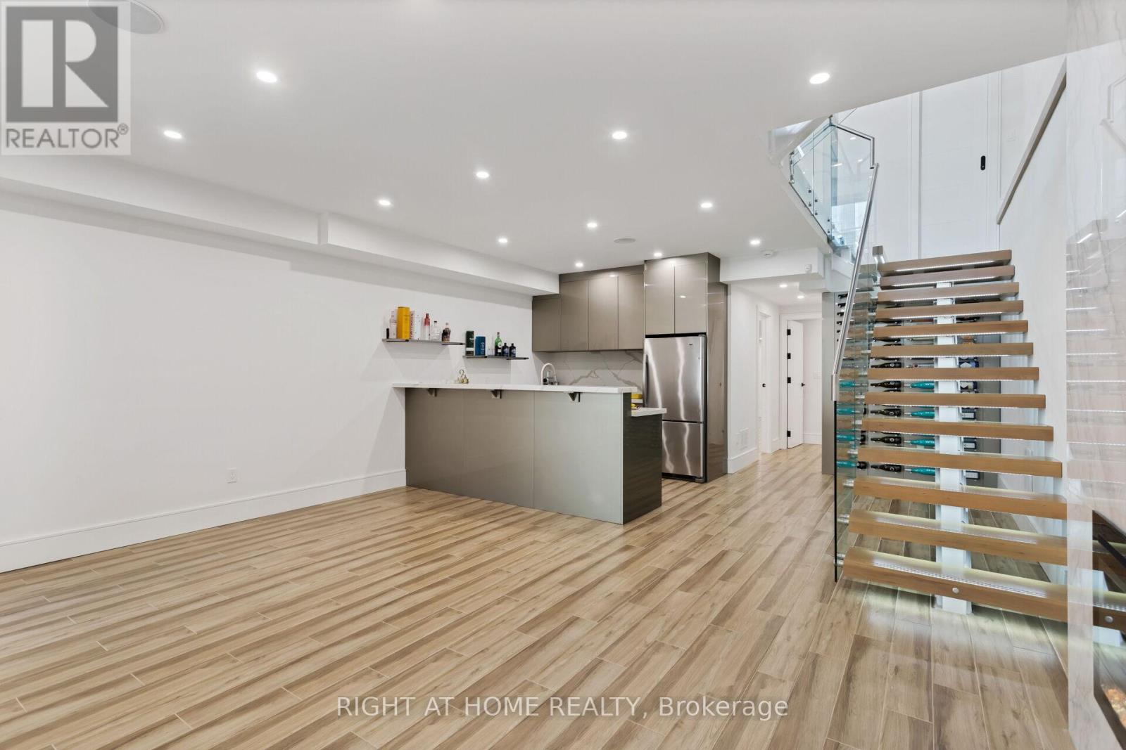 40 Sixth Street, Toronto (New Toronto), Ontario  M8V 3A2 - Photo 32 - W12361656