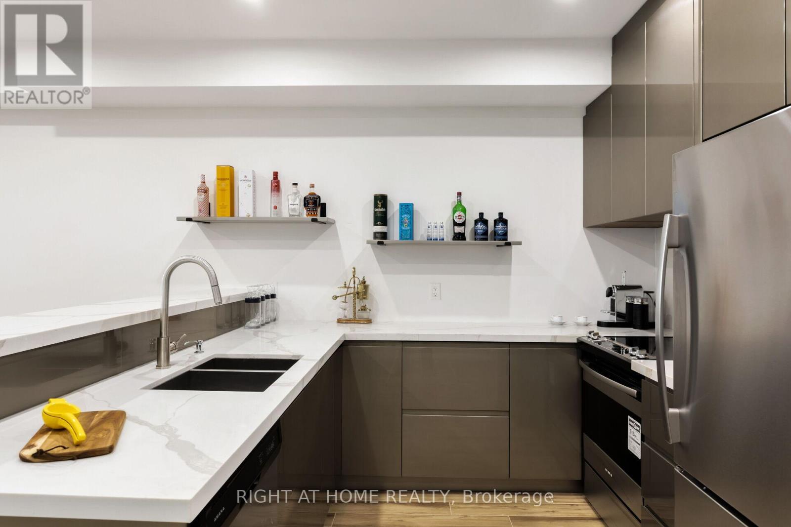 40 Sixth Street, Toronto (New Toronto), Ontario  M8V 3A2 - Photo 34 - W12361656