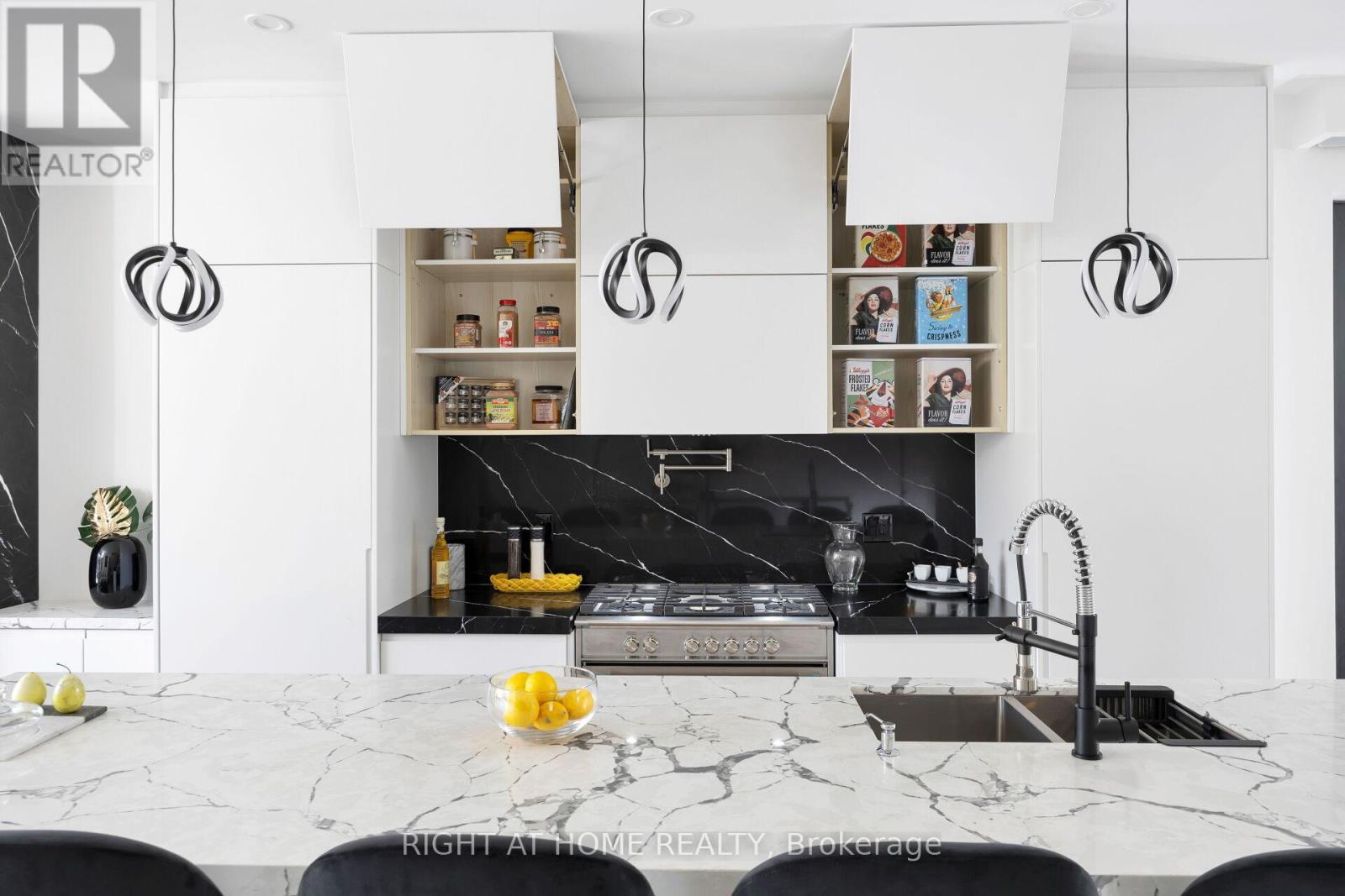 40 Sixth Street, Toronto (New Toronto), Ontario  M8V 3A2 - Photo 6 - W12361656
