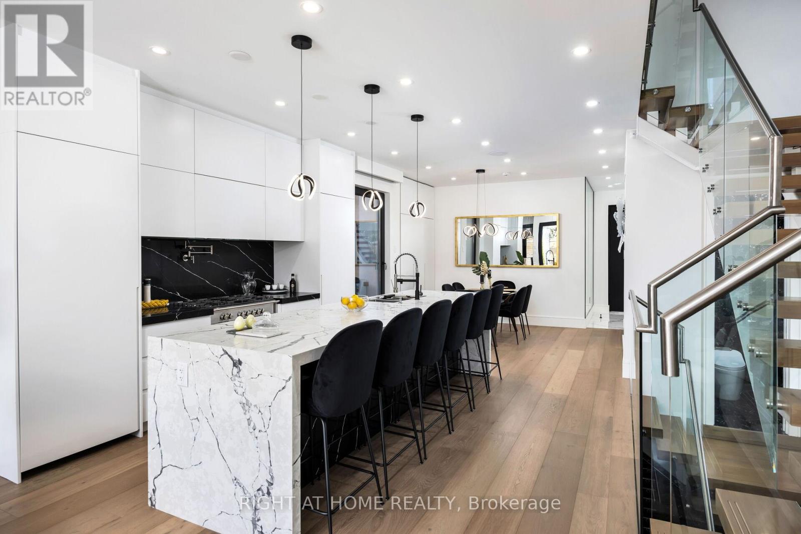 40 Sixth Street, Toronto (New Toronto), Ontario  M8V 3A2 - Photo 7 - W12361656