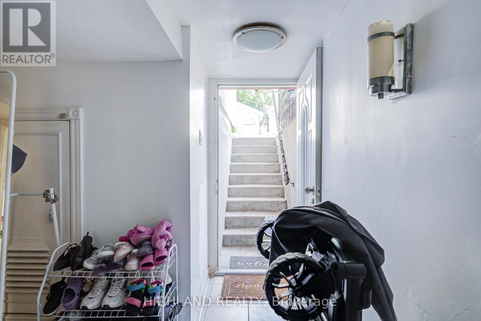 123 Russett Avenue, Toronto, Ontario  M6H 3M4 - Photo 16 - W12361664