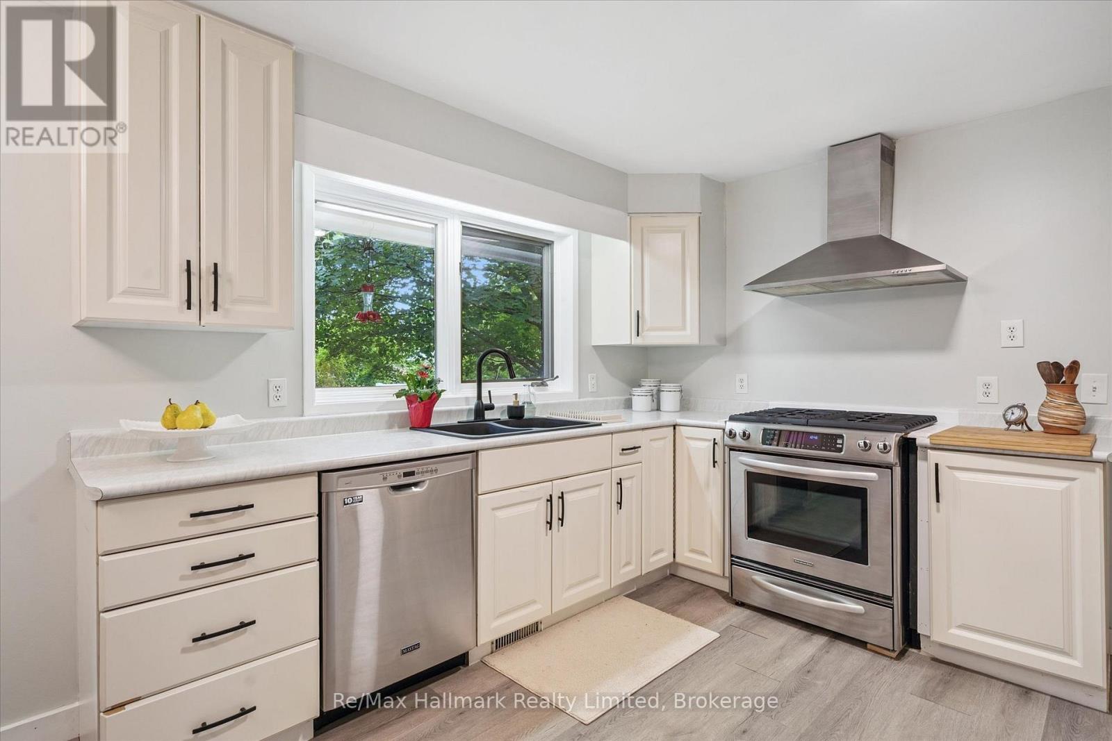 91 Spencer Street, Bracebridge, Ontario  P1L 1C4 - Photo 11 - X12361701