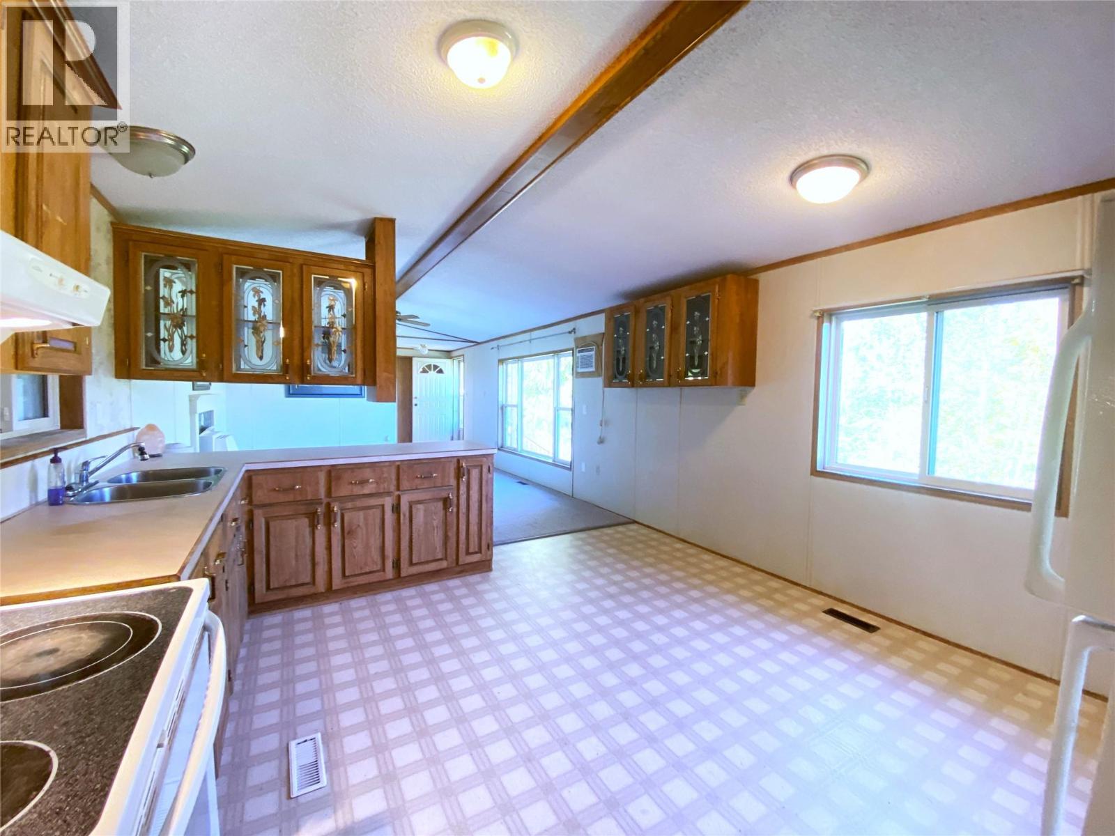 655 Caouette Road, Sorrento, British Columbia  V0E 2W1 - Photo 8 - 10337316