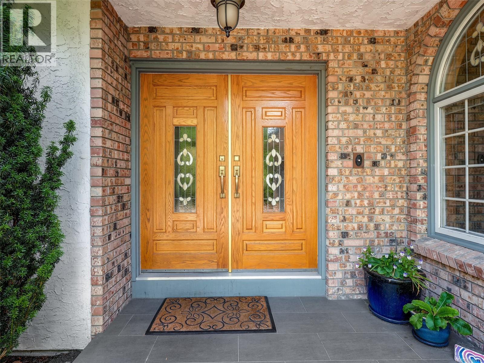 3913 Gibson Crt, Saanich, British Columbia  V8N 6E2 - Photo 3 - 1010915